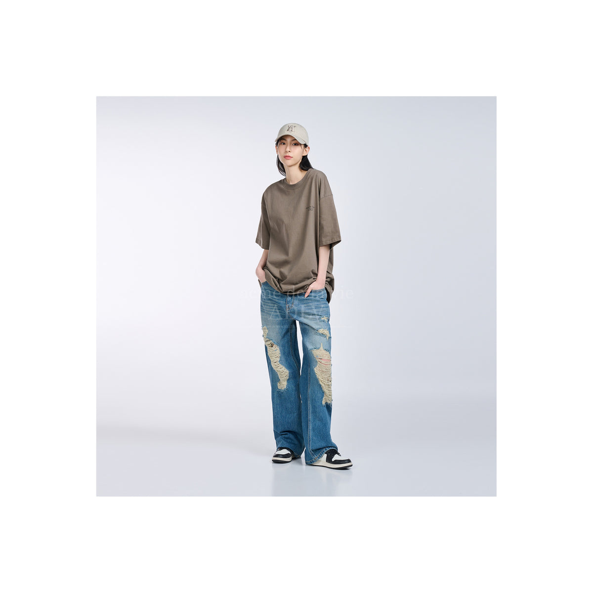 Model wearing the ADLV Basic Logo cocoa T-shirt, front view