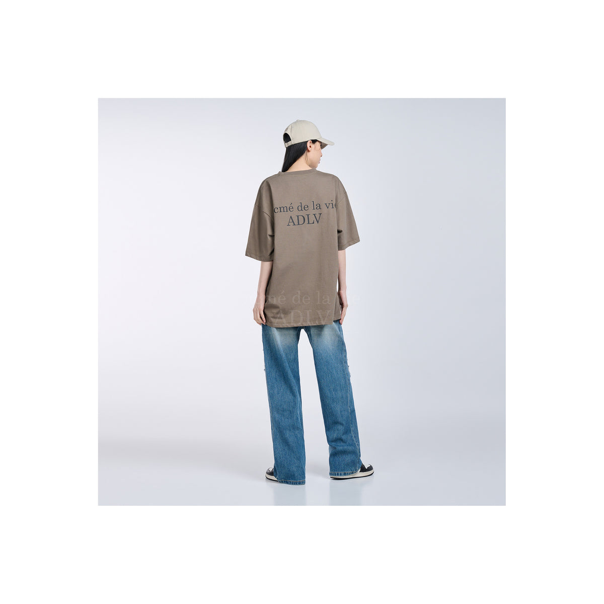 Model wearing the ADLV Basic Logo cocoa T-shirt, back view