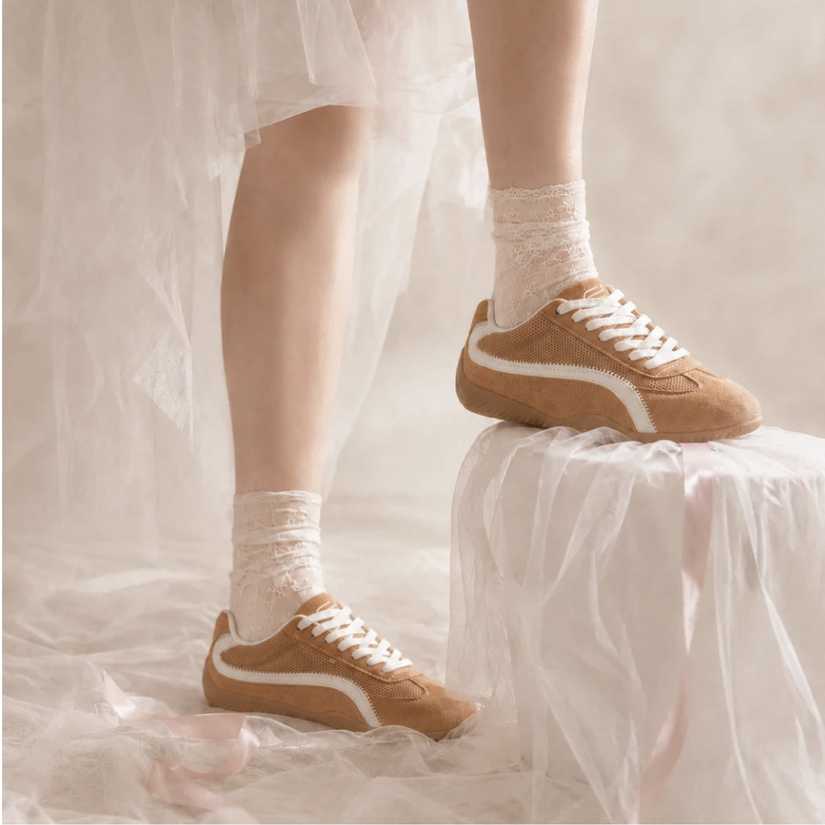 SneakSurf Racer in Sand Dune/Cardboard worn on foot, close-up styling